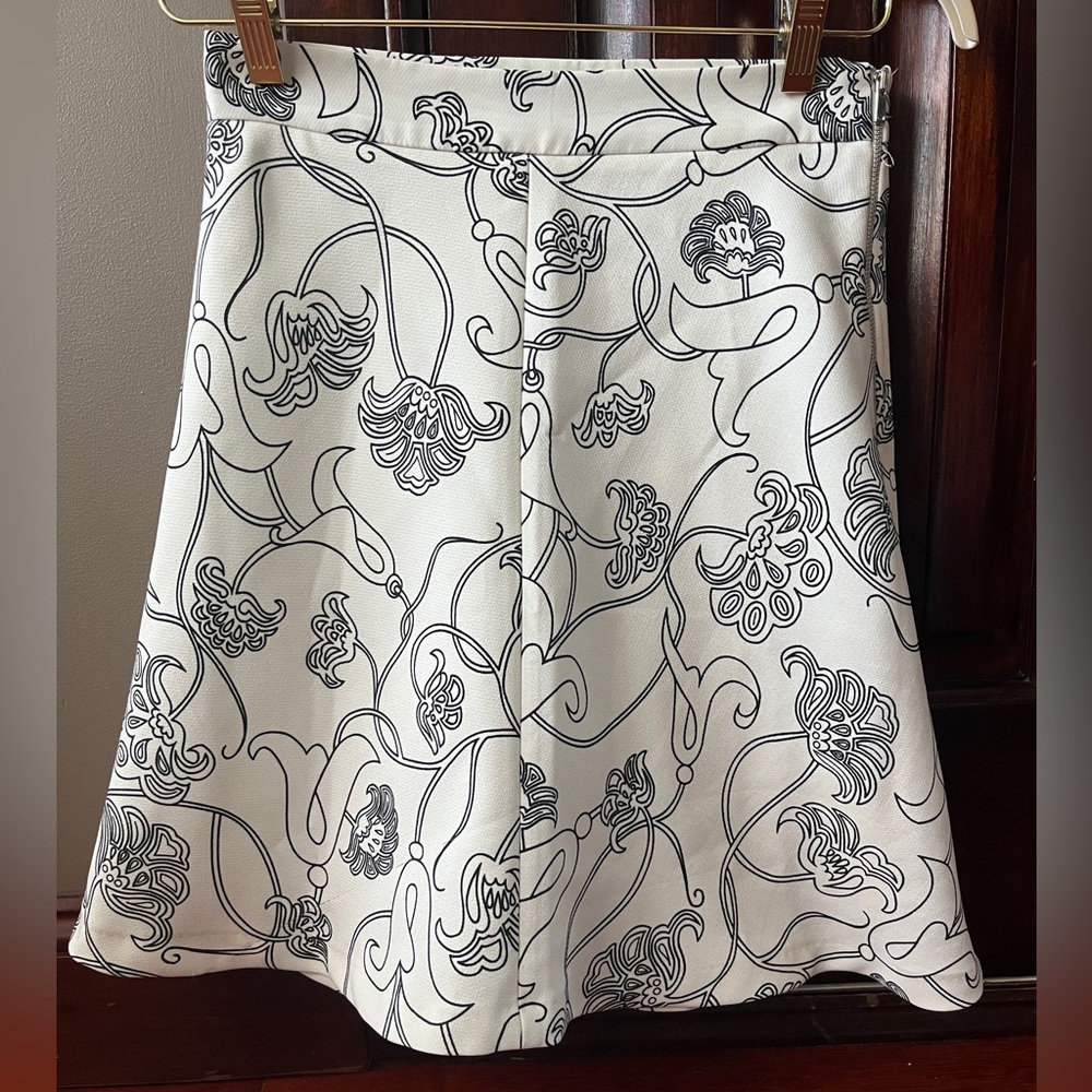 Zara Woman Black and Cream Floral A-Line Skirt - Size Women’s Medium